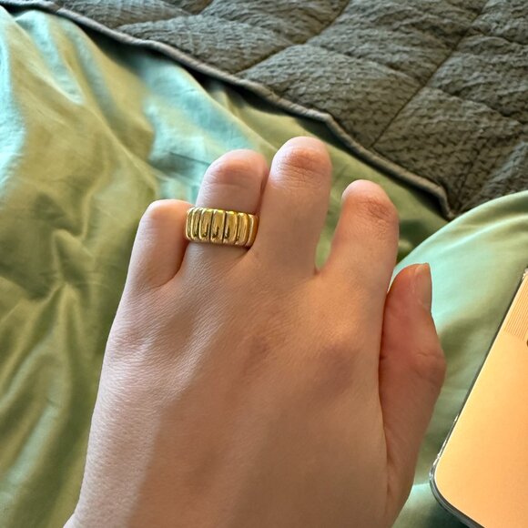 Mejuri Charlotte Bold Ring - Picture 2 of 4